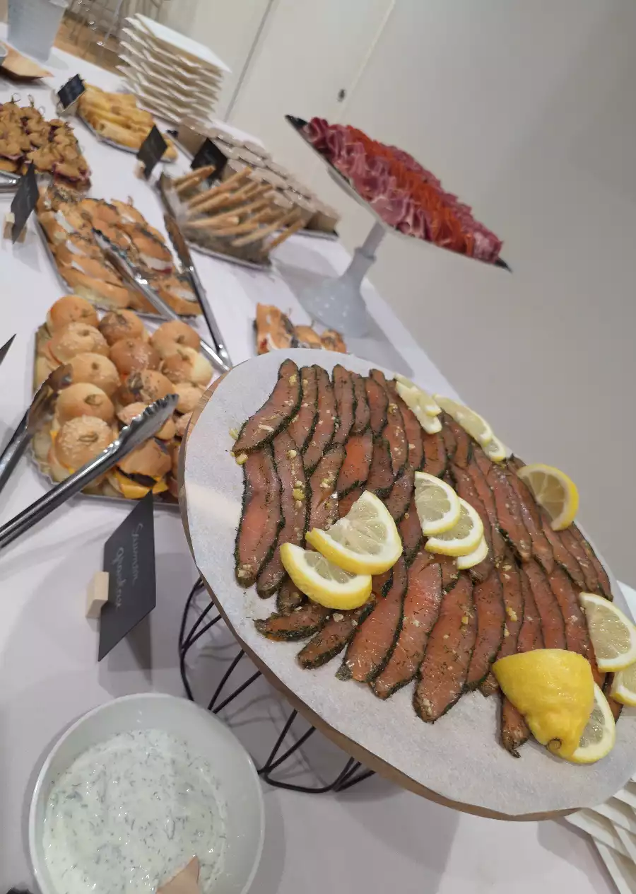 La cuisine de Couleurs Gourmandises, c'est avant tout une affaire de goût — au sens propre comme au figuré. Chaque recette repose sur des produits choisis avec soin, travaillés dans le respect de ce qu'ils sont, sans jamais chercher à en faire trop. Nous puisons notre inspiration aux quatre coins du monde pour vous offrir une expérience gustative qui allie tradition et audace.