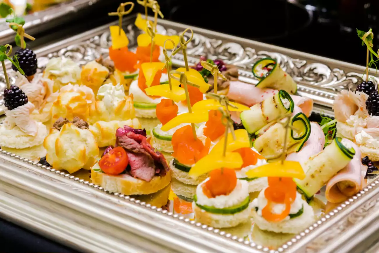 Couleurs Gourmandises est née d'une conviction simple : chaque moment partagé autour d'une table mérite d'être inoubliable. Que ce soit dans notre salle de restaurant ou chez vous, nous mettons notre savoir-faire au service de vos événements, des petits déjeuners d'entreprise aux cocktails en passant par les mariages et les anniversaires, avec la même exigence et le même amour du fait maison.